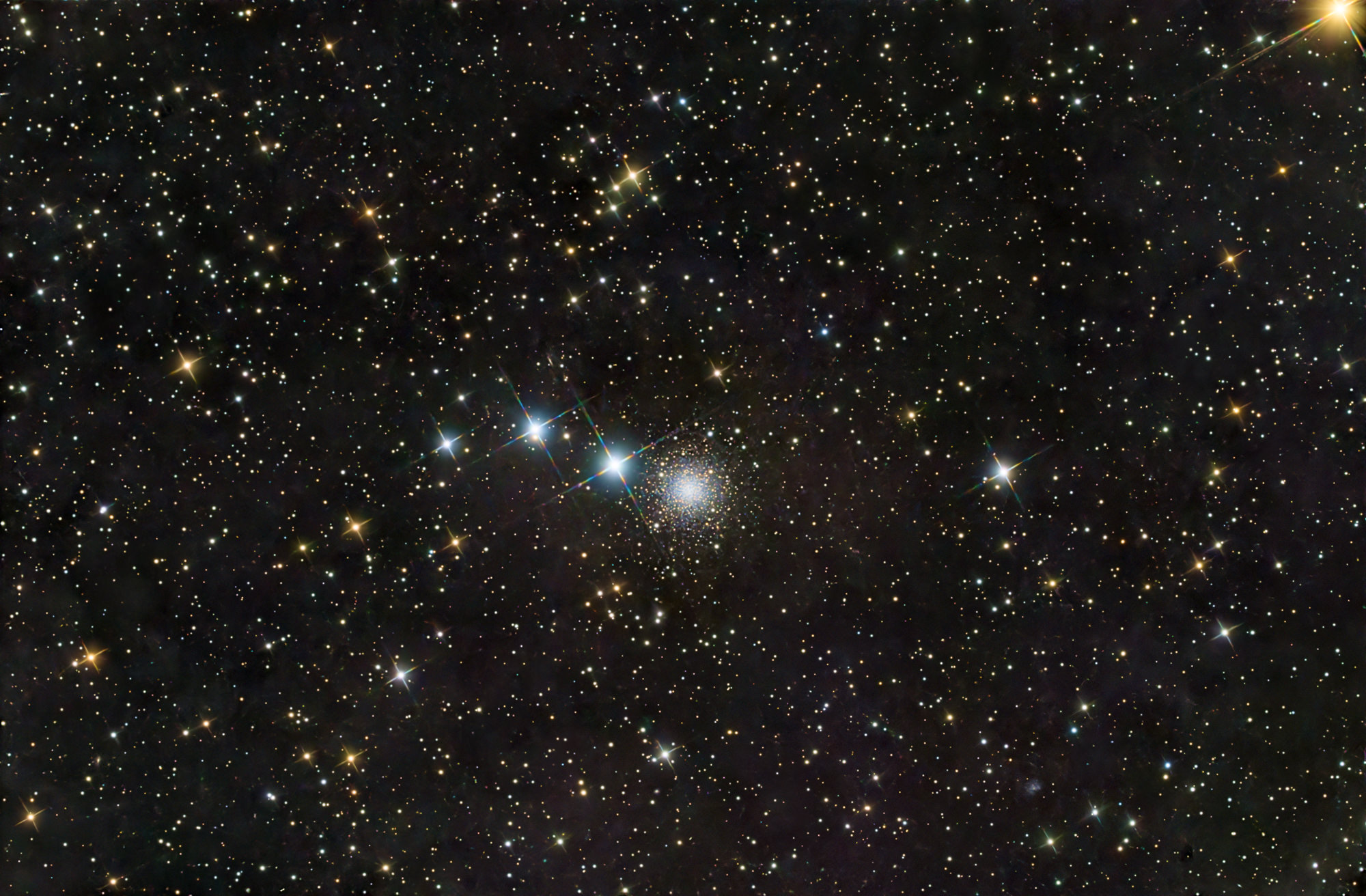NGC 2419, auch Galactic Wanderer genannt, ist ein offener Sternhaufen im Sternbild Kepheus. Es ist stark gerötet und enthält ungewöhnlich viele rote Riesen und Überriesen.
